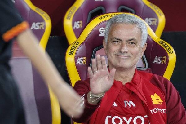 Cựu Giám đốc điều hành Rome: Làm việc với Mourinho, người liên tục đụng độ với các trọng tài, giống 