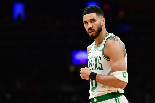 Walsh: Tatum hồi phục suôn sẻ, anh ấy xuất hiện trong phòng đào tạo để làm gương cho người khác