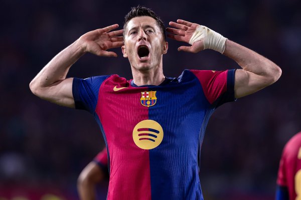 Barcelona có hai người chơi trên băng ghế dự bị lần đầu tiên trong thế kỷ này, ghi được hai lần tron