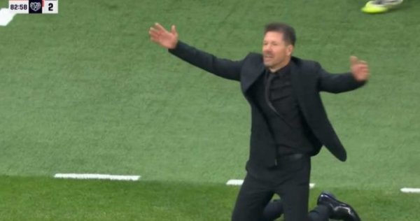Con trai, tôi sẽ quỳ xuống vì bạn đã đá xà ngang vào cửa không khí, và Simeone ngã gục và dang hai t