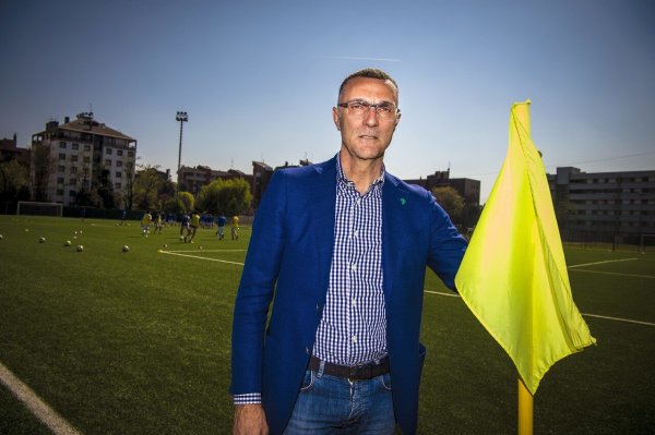 Bergomi: Thật khó để xem bóng đá ở San Siro và đi vệ sinh. Phá bỏ và xây sân vận động mới là đúng