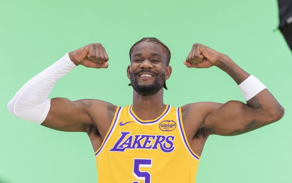 Trong tình trạng tốt! Ayton thực hiện 3 trong 4 cú sút trong hiệp và ghi được 6 điểm, 5 rebound và 2