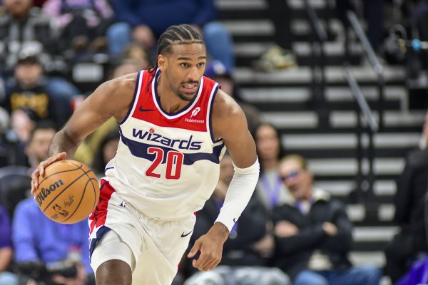 Tôi không thể xử lý được Antetokounmpo chút nào! Sarr ghi được 10 điểm, 12 rebound và 3 kiến tạo