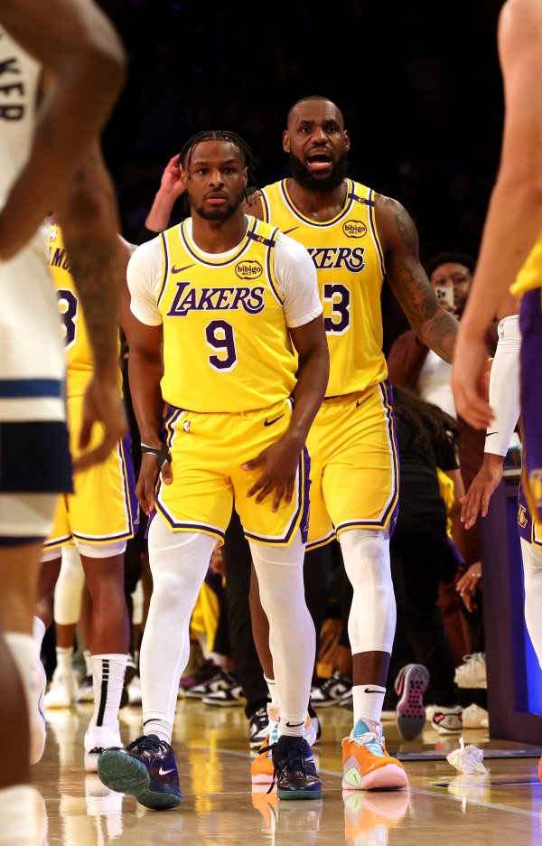 Ngày này năm ngoái: James và Bronny đứng chung sân khấu với tư cách cha con trong trận mở màn mùa gi