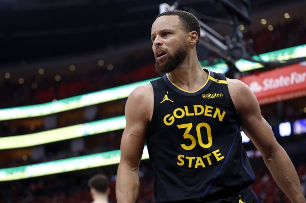 Curry ghi 20+5 ba điểm trong hiệp đấu lần thứ 111 trong sự nghiệp. Lillard đứng thứ hai với 64 lần.