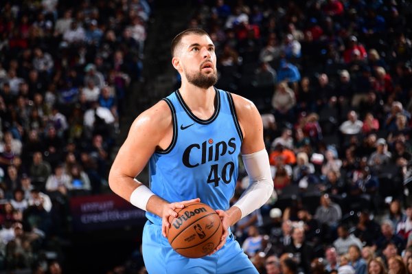 Người mẫu cổ xanh! Zubac thực hiện 4 trong số 9 cú sút và ghi được 9 điểm, 18 rebound, 3 kiến ​​​​tạ