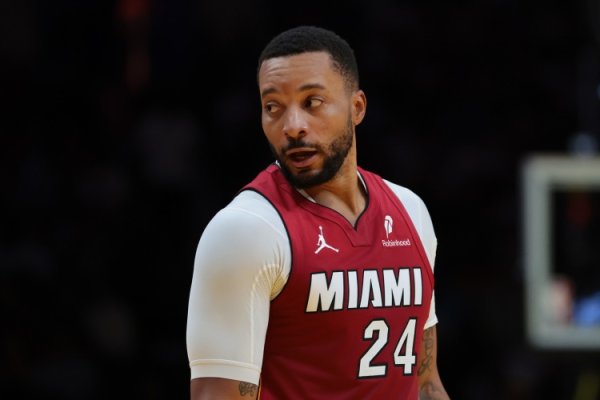 Thật khốc liệt! Powell ghi được 18 điểm khi bắn 4/8 trong hiệp, 1 rebound, 2 kiến ​​​​tạo và 1 cướp 