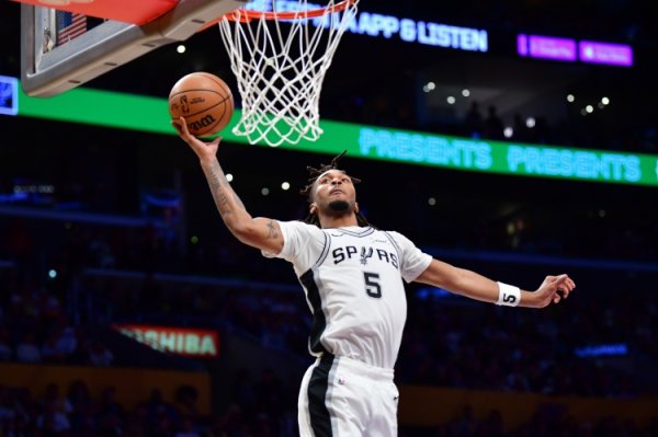 Cú triple-double đầu tiên trong sự nghiệp! Castle trở thành hậu vệ trẻ nhất trong lịch sử Spurs lập 