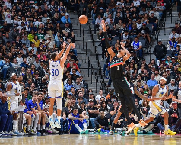 Báo cáo của trọng tài Warriors VS Spurs: 1 pha phạm lỗi với Fox vì xô đẩy đã gây bất lợi cho Warrior